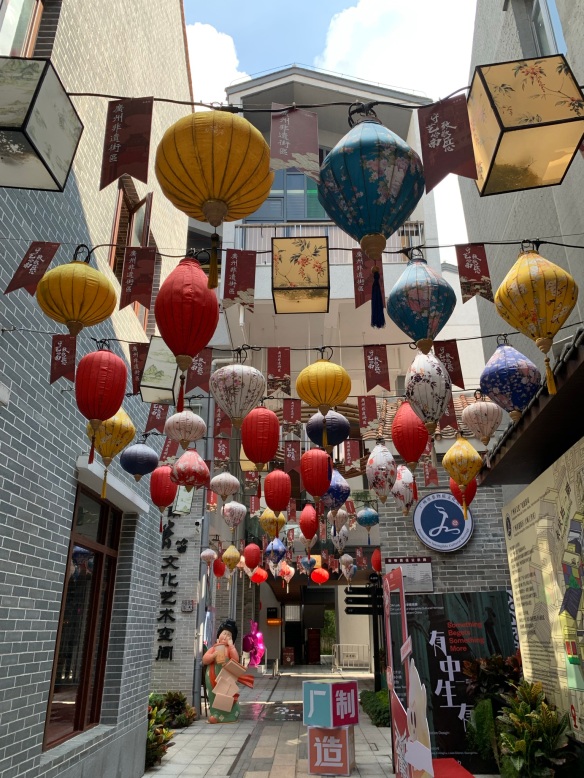 Balloons in an alleyway off Enning Lu